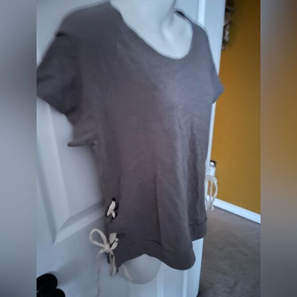 Women’s gray short sleeve shirt with tie sides - Picture 1 of 3